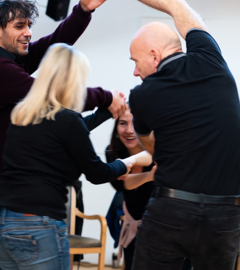 Gruppenarbeit in einem Workshop mit Benjamin Malik, Fokus auf Gestalttherapie, systemisches Aufstellen und Bodynamic-Körperarbeit.