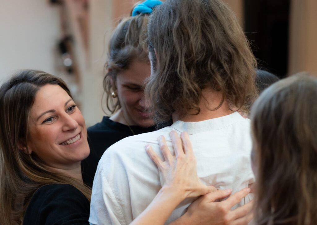 Coaching-Gruppe mit emotionaler Verbindung – sicherer Raum für Selbsterfahrung, Transformation und persönliche Entwicklung.