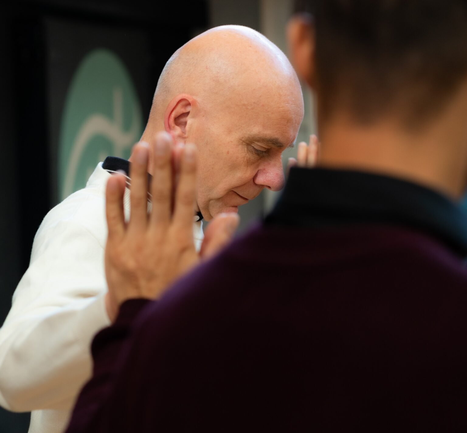 Coaching-Einzelsession: Zwei Personen halten Handkontakt für bewusste Verbindung