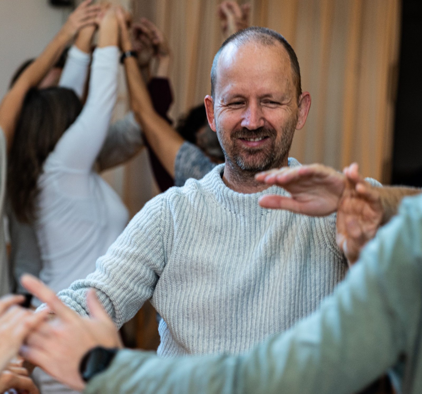 Mann in Workshop mit achtsamer Bewegung – Symbol für Selbstentdeckung und emotionale Transformation.