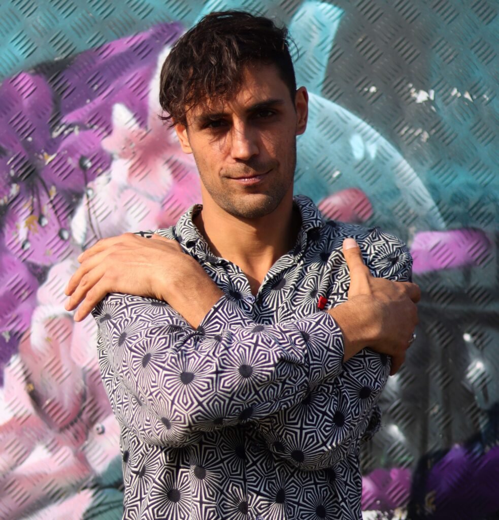 Benjamin Malik, Coach für Selbstliebe, Angstbewältigung und innere Stärke, verbindet Bodynamic, Gestalttherapie und systemisches Aufstellen.