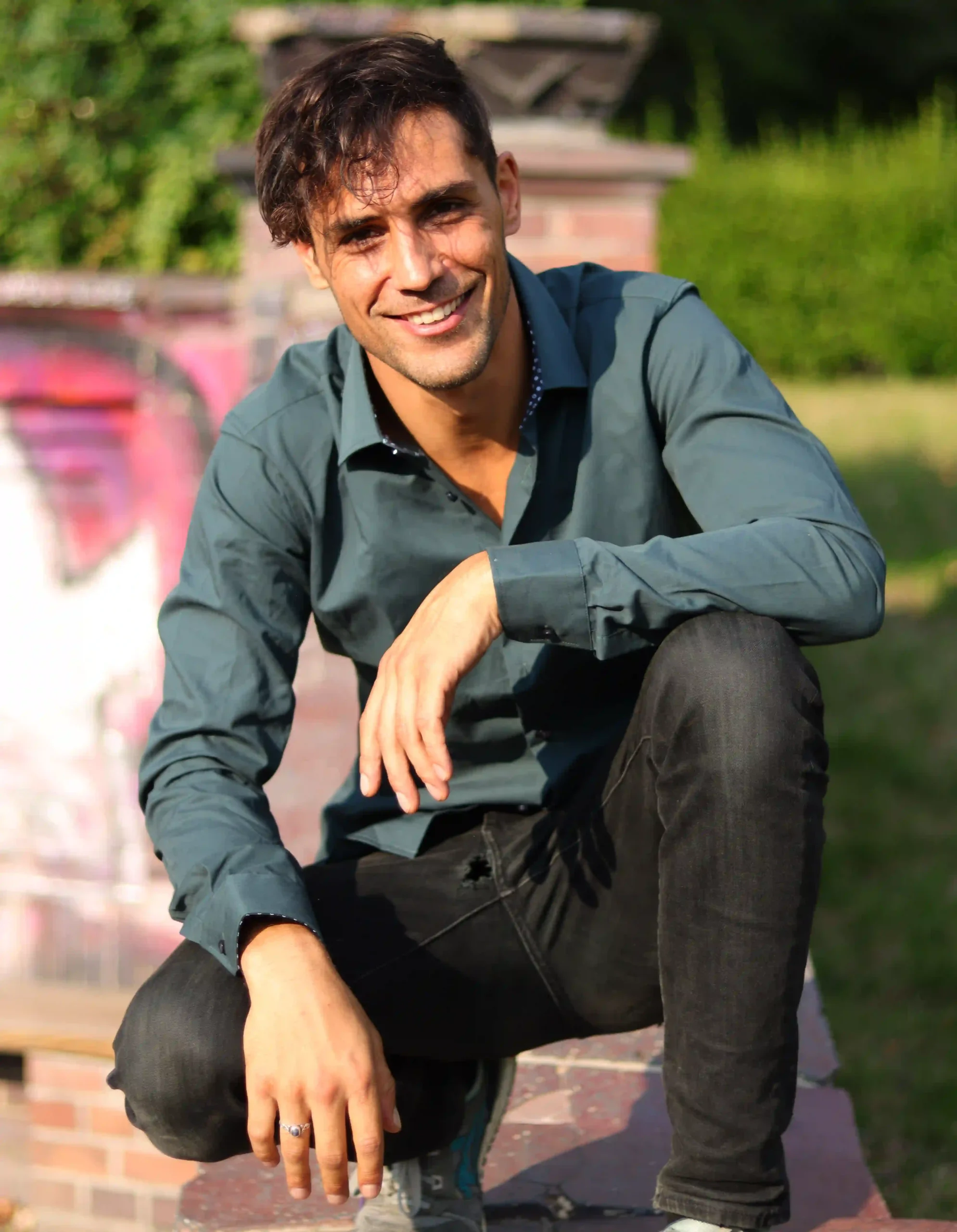 Benjamin Malik strahlend und entspannt – verkörpert Präsenz, Vertrauen und emotionale Klarheit im Coaching