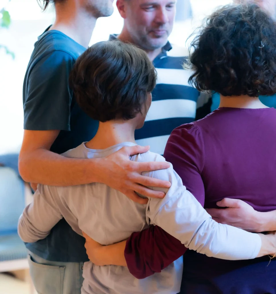Gruppe umarmt sich im Workshop – Gemeinschaft, Unterstützung und Transformation erleben