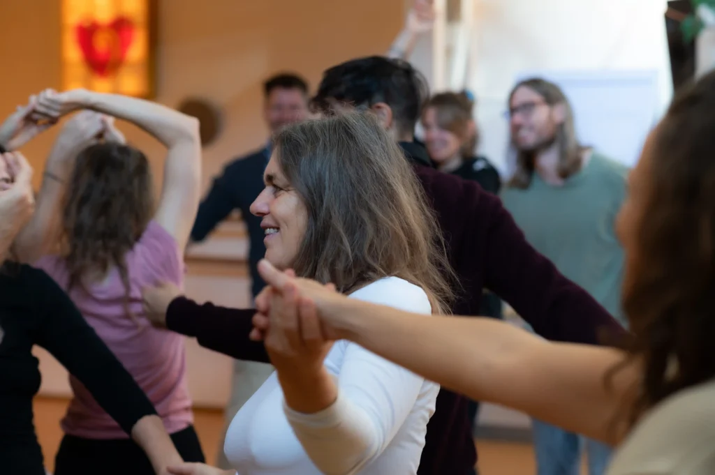 Gruppe von Menschen im Coaching, lebendig und präsent im Kontakt miteinander
