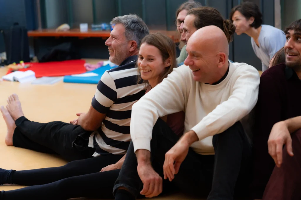 Person in Körperübung wirkt unsicher und findet Vertrauen – verkörperte Veränderung und emotionale Entwicklung