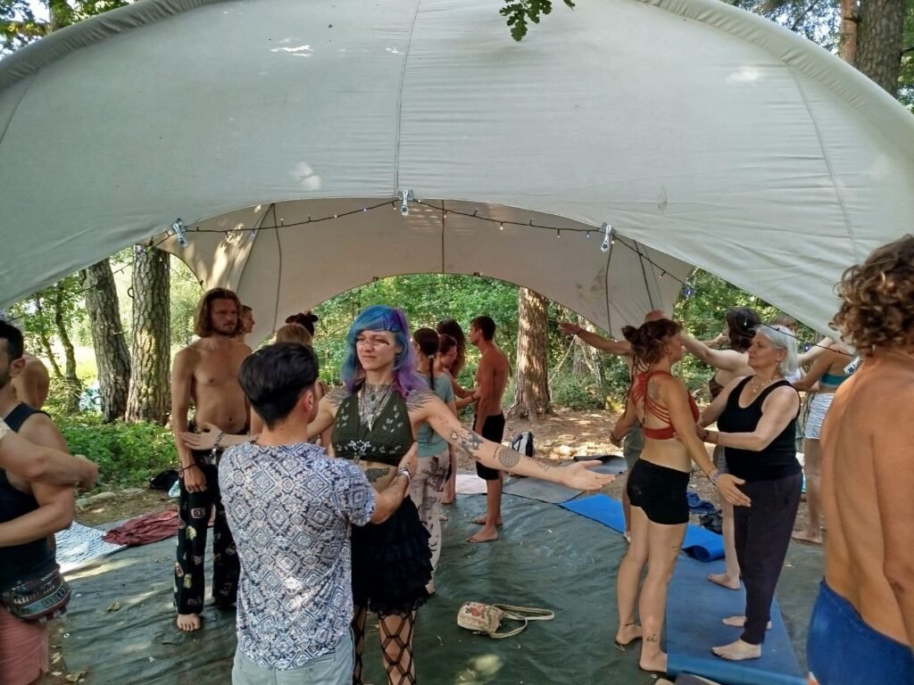 Teilnehmende in Partnerübung beim verkörperten Coaching, Energie, Präsenz und Lebendigkeit