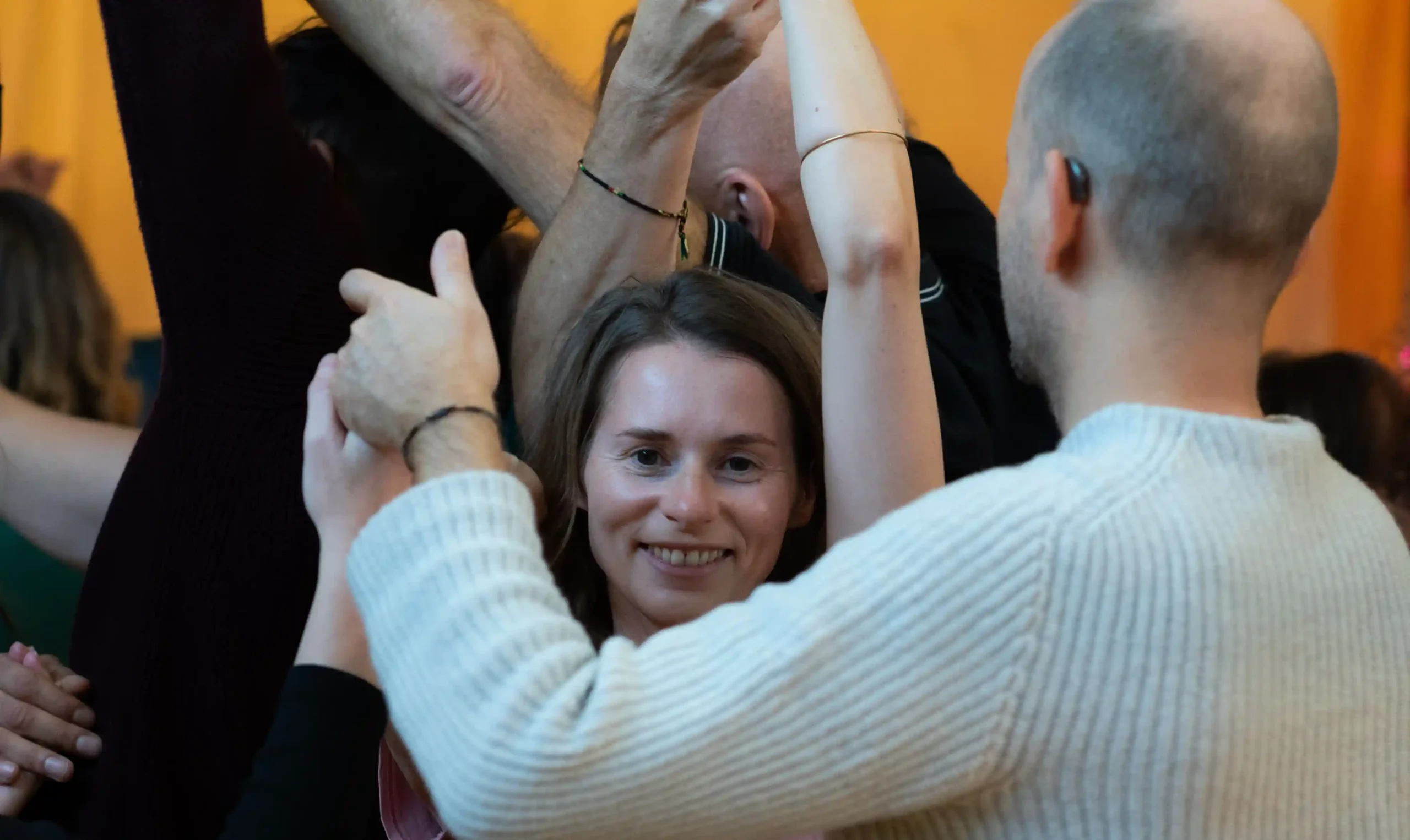 Menschen in Workshop bei Körperübungen – gemeinsames Wachstum, Präsenz und emotionale Entwicklung