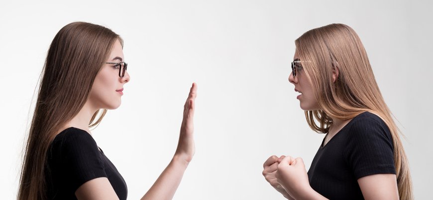 „Zwei Frauen im Kontakt: eine wütend, eine ruhig mit Stop-Geste – bewusste Wutregulation und klare Abgrenzung